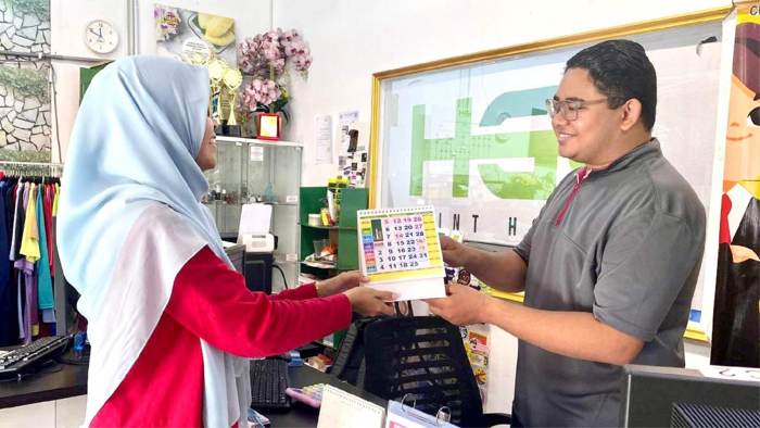 Serah kalendar kepada pelanggan